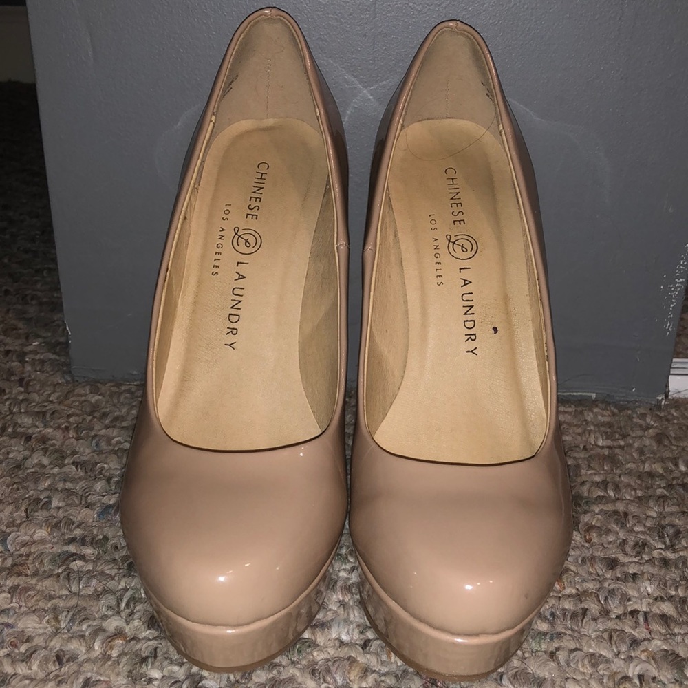 Nude pumps